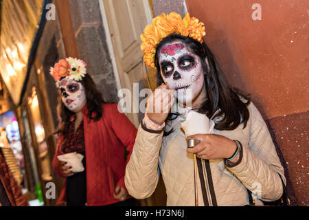 San Miguel De Allende, Mexico. 01st Nov, 2016. Mexican girls dressed as La Calavera Catrina take an ice cream break during the Day of the Dead festival November 1, 2016 in San Miguel de Allende, Guanajuato, Mexico. The week-long celebration is a time when Mexicans welcome the dead back to earth for a visit and celebrate life. Credit:  Planetpix/Alamy Live News Stock Photo