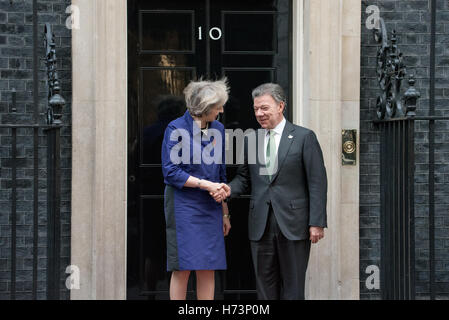 London, UK. 2nd Nov, 2016. President Santos of Columbia and UK PM May on the steps of  Downing Street, London Credit:  Ian Davidson/Alamy Live News Stock Photo