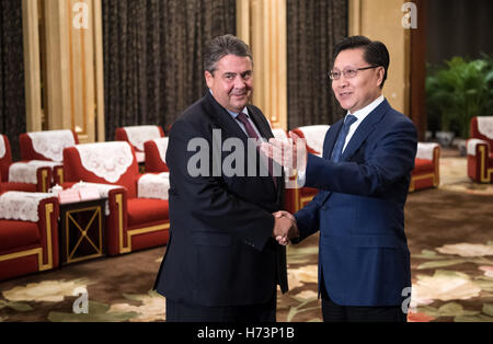 Chengdu, China. 2nd Nov, 2016. German Minister of Economic Affairs Sigmar Gabriel and Yin Li, the governer of the province Sichuan meet each other in Chengdu, China, 2 November 2016. The German Minister of Economic Affairs is visiting China and Hong Kong with a large economic delegate until 05 November 2016. Photo: BERND VON JUTRCZENKA/dpa/Alamy Live News Stock Photo