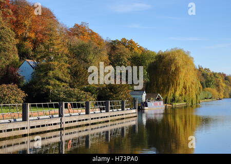 Henley-on-Thames, UK. 2nd November 2016. Henley locals and visitors enjoyed a lovely autumn afternoon by the Thames. Credit:  Uwe Deffner/Alamy Live News Stock Photo