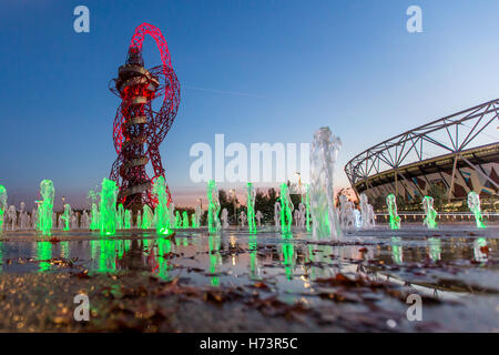 London, UK. 2nd Nov, 2016. Beautiful autumn evening in the Olympic Park, London, UK. Copyright Credit:  carol moir/Alamy Live News Stock Photo