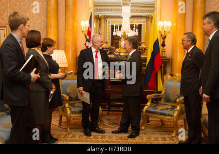 London, UK. 2nd November, 2016. Jeremy Corbyn holds talks with President Santos at Buckingham Palace, London, UK. Credit:  Brayan Alexander Lopez Garzon/Alamy Live News Stock Photo