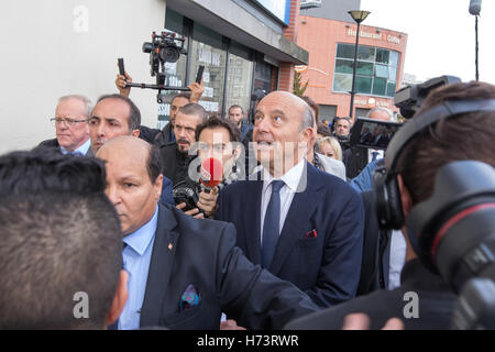 Argenteuil, France. 2nd November, 2016. Running candidate for the French presidential right-wing primary, Alain Juppé campaigns in Argenteuil surronded by local officials and media. Credit:  Paul-Marie Guyon/Alamy Live News Stock Photo