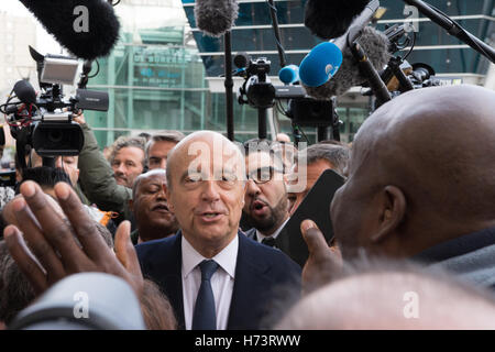 Argenteuil, France. 2nd November, 2016. Running candidate for the French presidential right-wing primary, Alain Juppé talks to a constituent in 'La dalle d'Argenteuil'. Credit:  Paul-Marie Guyon/Alamy Live News Stock Photo