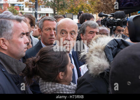 Argenteuil, France. 2nd November, 2016. Running candidate for the French presidential right-wing primary, Alain Juppé campaigns in Argenteuil surronded by staff, officials and media. Credit:  Paul-Marie Guyon/Alamy Live News Stock Photo