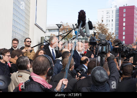 Argenteuil, France. 2nd November, 2016. A media pack surrounds Alain Juppé campaigning in 'La dalle d'Argenteuil'. Credit:  Paul-Marie Guyon/Alamy Live News Stock Photo