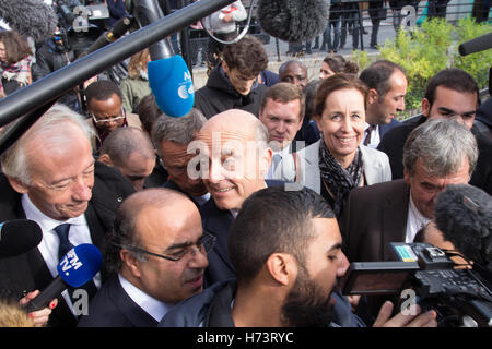 Argenteuil, France. 2nd November, 2016. Running candidate for the French presidential right-wing primary, Alain Juppé campaigns in Argenteuil surronded by officials and media. Credit:  Paul-Marie Guyon/Alamy Live News Stock Photo