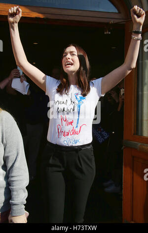 Bryn Mawr, PA, USA. 2nd Nov, 2016. Academy Award-winning actress Anne Hathaway pictured campaigning for Hillary Clinton and discussing the importance of electing Democrats up and down the ticket and urging Pennsylvania voters to visit iwillvote.com to ensure that they have all the information they need to vote on Election Day at Bryn Mawr College in Bryn Mawr, Pa on November 2, 2016 Credit:  Star Shooter/Media Punch/Alamy Live News Stock Photo