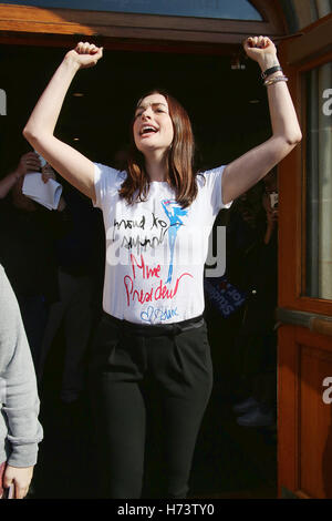 Bryn Mawr, PA, USA. 2nd Nov, 2016. Academy Award-winning actress Anne Hathaway pictured campaigning for Hillary Clinton and discussing the importance of electing Democrats up and down the ticket and urging Pennsylvania voters to visit iwillvote.com to ensure that they have all the information they need to vote on Election Day at Bryn Mawr College in Bryn Mawr, Pa on November 2, 2016 Credit:  Star Shooter/Media Punch/Alamy Live News Stock Photo