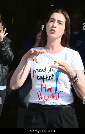 Bryn Mawr, PA, USA. 2nd Nov, 2016. Academy Award-winning actress Anne Hathaway pictured campaigning for Hillary Clinton and discussing the importance of electing Democrats up and down the ticket and urging Pennsylvania voters to visit iwillvote.com to ensure that they have all the information they need to vote on Election Day at Bryn Mawr College in Bryn Mawr, Pa on November 2, 2016 Credit:  Star Shooter/Media Punch/Alamy Live News Stock Photo