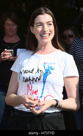 Bryn Mawr, PA, USA. 2nd Nov, 2016. Academy Award-winning actress Anne Hathaway pictured campaigning for Hillary Clinton and discussing the importance of electing Democrats up and down the ticket and urging Pennsylvania voters to visit iwillvote.com to ensure that they have all the information they need to vote on Election Day at Bryn Mawr College in Bryn Mawr, Pa on November 2, 2016 Credit:  Star Shooter/Media Punch/Alamy Live News Stock Photo