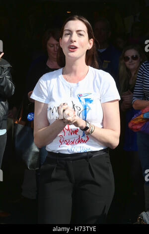 Bryn Mawr, PA, USA. 2nd Nov, 2016. Academy Award-winning actress Anne Hathaway pictured campaigning for Hillary Clinton and discussing the importance of electing Democrats up and down the ticket and urging Pennsylvania voters to visit iwillvote.com to ensure that they have all the information they need to vote on Election Day at Bryn Mawr College in Bryn Mawr, Pa on November 2, 2016 Credit:  Star Shooter/Media Punch/Alamy Live News Stock Photo