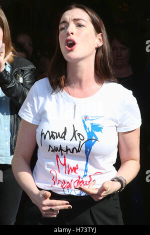 Bryn Mawr, PA, USA. 2nd Nov, 2016. Academy Award-winning actress Anne Hathaway pictured campaigning for Hillary Clinton and discussing the importance of electing Democrats up and down the ticket and urging Pennsylvania voters to visit iwillvote.com to ensure that they have all the information they need to vote on Election Day at Bryn Mawr College in Bryn Mawr, Pa on November 2, 2016 Credit:  Star Shooter/Media Punch/Alamy Live News Stock Photo