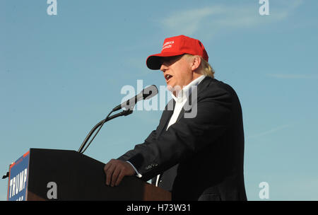 Orlando, Florida, USA. 2nd November, 2016. With the election in six days, Republican presidential nominee Donald Trump speaks at a campaign rally at the Central Florida Fairgrounds in Orlando, Florida on November 2, 2016. Credit:  Paul Hennessy/Alamy Live News Stock Photo