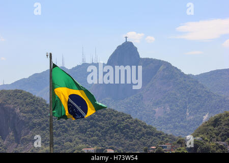Rio de Janeiro, Brazil, November 02, 2016: Brazilian flag view with the Christ Redeemer in the background. Summer officially begins in Brazil only on 21 December, but the beaches of Rio de Janeiro already experiencing summer days. Thousands of locals and tourists flock to the city's beaches enjoying the weather and the heat in the range of 35 degrees Celsius. To ensure the safety of swimmers, the government reinforced policing in the city's main beaches. In the images, the beaches of Leme and Copacabana, in the south of the city of Rio de Janeiro. Credit:  Luiz Souza/Alamy Live News Stock Photo