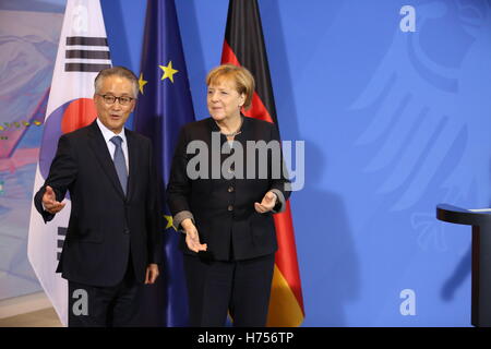 Berlin, Germany. 02nd Nov, 2016. Federal Chancellor Angela Merkel receives the Seoul Peace Prize at the Federal Chancellery. It is honored for its commitment to peace and terrorism. The Federal Chancellor is the first reigning governor to receive the prize. Credit:  Simone Kuhlmey/Pacific Press/Alamy Live News Stock Photo