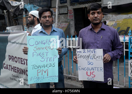 Kolkata, India. 02nd Nov, 2016. Student Islamic Organization of India protest against the encounter of eight jail break SIMI activist which SIO claims fake encounter in Kolkata. Eight SIMI activists killed in after they escaped from the Bhopal Central Jail, killing a security guard on 31 October. According to their lawyer, opposition leader and activist the encounter between the inmates and the security force may have been faked. Credit:  Saikat Paul/Pacific Press/Alamy Live News Stock Photo