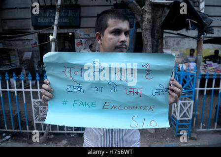 Kolkata, India. 02nd Nov, 2016. Student Islamic Organization of India protest against the encounter of eight jail break SIMI activist which SIO claims fake encounter in Kolkata. Eight SIMI activists killed in after they escaped from the Bhopal Central Jail, killing a security guard on 31 October. According to their lawyer, opposition leader and activist the encounter between the inmates and the security force may have been faked. Credit:  Saikat Paul/Pacific Press/Alamy Live News Stock Photo