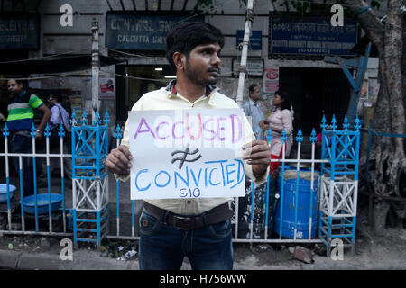 Kolkata, India. 02nd Nov, 2016. Student Islamic Organization of India protest against the encounter of eight jail break SIMI activist which SIO claims fake encounter in Kolkata. Eight SIMI activists killed in after they escaped from the Bhopal Central Jail, killing a security guard on 31 October. According to their lawyer, opposition leader and activist the encounter between the inmates and the security force may have been faked. Credit:  Saikat Paul/Pacific Press/Alamy Live News Stock Photo