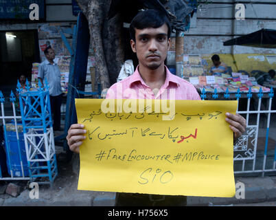 Kolkata, India. 02nd Nov, 2016. Student Islamic Organization of India protest against the encounter of eight jail break SIMI activist which SIO claims fake encounter in Kolkata. Eight SIMI activists killed in after they escaped from the Bhopal Central Jail, killing a security guard on 31 October. According to their lawyer, opposition leader and activist the encounter between the inmates and the security force may have been faked. Credit:  Saikat Paul/Pacific Press/Alamy Live News Stock Photo