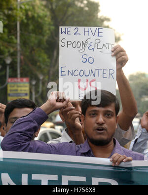 Kolkata, India. 02nd Nov, 2016. Student Islamic Organization of India protest against the encounter of eight jail break SIMI activist which SIO claims fake encounter in Kolkata. Eight SIMI activists killed in after they escaped from the Bhopal Central Jail, killing a security guard on 31 October. According to their lawyer, opposition leader and activist the encounter between the inmates and the security force may have been faked. Credit:  Saikat Paul/Pacific Press/Alamy Live News Stock Photo