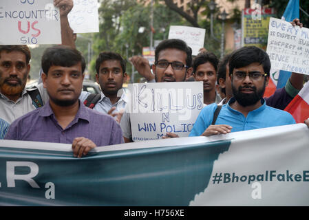 Kolkata, India. 02nd Nov, 2016. Student Islamic Organization of India protest against the encounter of eight jail break SIMI activist which SIO claims fake encounter in Kolkata. Eight SIMI activists killed in after they escaped from the Bhopal Central Jail, killing a security guard on 31 October. According to their lawyer, opposition leader and activist the encounter between the inmates and the security force may have been faked. Credit:  Saikat Paul/Pacific Press/Alamy Live News Stock Photo