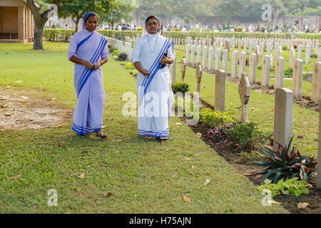 Kolkata, India. 03rd Nov, 2016. The graves of the christian cemeteries are full of lit up candle and flowers during the the All Souls' Day. A day when Christians remember their friends & relatives, who have passed away. This comes from an ancient belief that the souls of the dead will return, on this particular day, to have a meal with their family & friends. Candles are lit to guide the souls to their home for the meal. © Suvankar Sen/Pacific Press/Alamy Live News Stock Photo