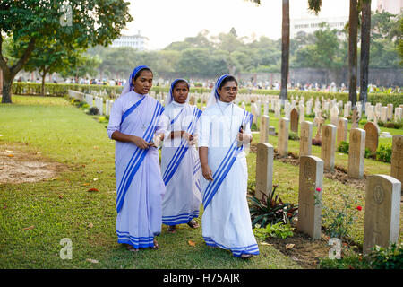 Kolkata, India. 03rd Nov, 2016. The graves of the christian cemeteries are full of lit up candle and flowers during the the All Souls' Day. A day when Christians remember their friends & relatives, who have passed away. This comes from an ancient belief that the souls of the dead will return, on this particular day, to have a meal with their family & friends. Candles are lit to guide the souls to their home for the meal. © Suvankar Sen/Pacific Press/Alamy Live News Stock Photo