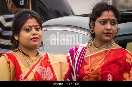 Indian Hindu married women dressed in traditional Bengali outfits at the Statesman Vintage Car rally at Kolkata. Stock Photo