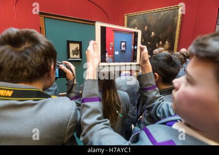 Edinburgh, Scotland, UK. 3rd November, 2016. One of the most iconic paintings in the world, which has never before been seen in Scotland, begins a flying visit to Edinburgh this week. The Goldfinch, a beautiful and mysterious masterpiece from the Golden Age of Dutch art, which was painted by Carel Fabritius in 1654, will be on loan to the Scottish National Gallery for six weeks from 4 November to 18 December. Credit:  Richard Dyson/Alamy Live News Stock Photo