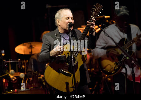 Bournemouth, UK. 3rd November, 2016. Paul Simon playing to a sold out Bournemouth International Centre Credit:  Charlie Raven/Alamy Live News Stock Photo
