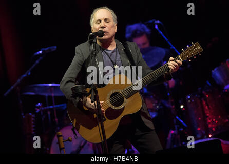 Bournemouth, UK. 3rd November, 2016. Paul Simon playing to a sold out Bournemouth International Centre Credit:  Charlie Raven/Alamy Live News Stock Photo