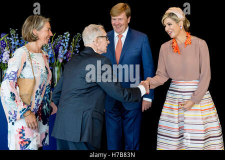 Sydney, Australia. 3rd Nov, 2016. King Willem-Alexander and Queen Maxima of The Netherlands attend the meeting of the dutch community at the Chrystal Palace in Luna Park in Sydney, Australia, 3 November 2016. The Dutch King and Queen are in Australia for an 5 day state visit. Photo: Patrick van Katwijk /POINT DE VUE OUT - NO WIRE SERVICE -/dpa/Alamy Live News Stock Photo