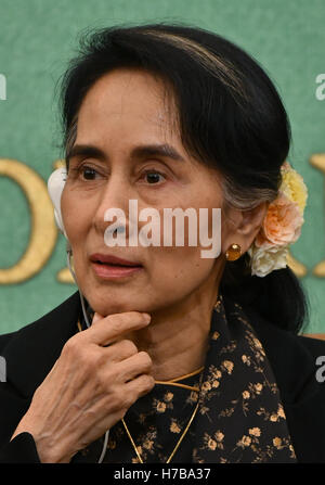 Tokyo, Japan. 4th Nov, 2016. Myanmars de facto leader Aung San Suu Kyi, speaks during a news conference at the Japan National Press Club in Tokyo on Friday, November 4, 2016. Nobel Peace Prize winner Suu Kyi was on a five-day visit to Japan, during which time she visited Kyoto University, where she studied as a researcher 25 years ago. Credit:  Natsuki Sakai/AFLO/Alamy Live News Stock Photo