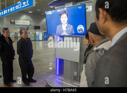 Park Geun-hye, Nov 4, 2016 : People watch a TV broadcasting live South Korean President Park Geun-hye addressing at the presidential Blue House, at a train station in Seoul, South Korea. President Park said she will accept an investigation over a corruption scandal involving her confidante Choi Soon-sil, 'if necessary' and apologized again for the political scandal that stirred up her resignation. (Photo by Lee Jae-Won/AFLO) (SOUTH KOREA) Stock Photo
