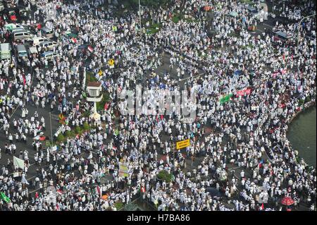 Jakarta, Indonesia. 4th Nov, 2016. Indonesian muslim protesters attend a demonstration in Jakarta, Indonesia, Nov. 4, 2016. Tens of thousands of hard-line Muslims swarmed in Indonesia's landmark square of Monas in Jakarta on Friday, demanding legal enforcement against Basuki Tjahaja Purnama, the incumbent Jakarta governor who was accused of making blasphemous comment on the Koran. Credit:  Zulkarnain/Xinhua/Alamy Live News Stock Photo