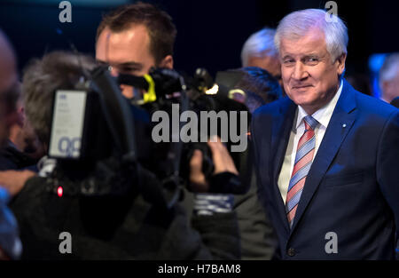 Munich, Germany. 4th Nov, 2016. Bavarian Prime Minister Horst Seehofer arriving at the CSU party conference in Munich, Germany, 4 November 2016. PHOTO: SVEN HOPPE/dpa/Alamy Live News Stock Photo