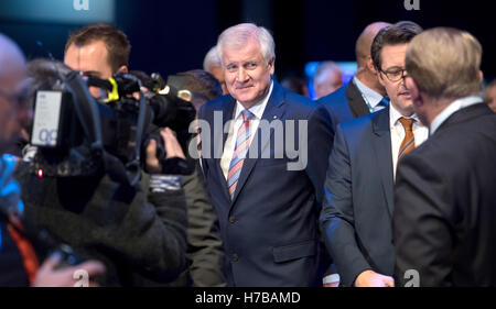 Munich, Germany. 4th Nov, 2016. Bavarian Prime Minister Horst Seehofer arriving at the CSU party conference in Munich, Germany, 4 November 2016. PHOTO: SVEN HOPPE/dpa/Alamy Live News Stock Photo