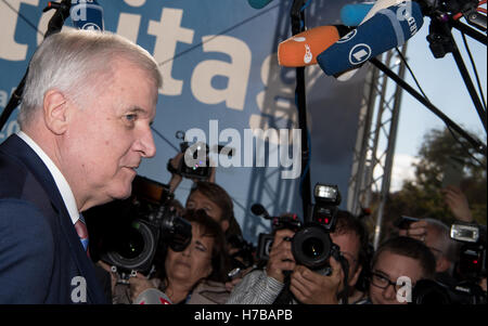 Munich, Germany. 4th Nov, 2016. Bavarian Prime Minister Horst Seehofer arriving at the CSU party conference in Munich, Germany, 4 November 2016. PHOTO: SVEN HOPPE/dpa/Alamy Live News Stock Photo