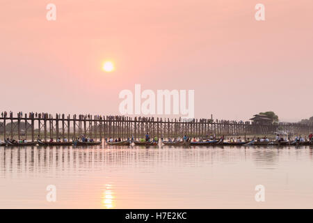 Tourists watching the sun set over U Bein bridge, Mandalay region, Myanmar Stock Photo