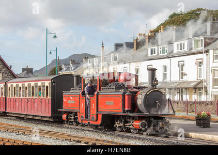 Steam train leaving Porthmadog Station, Ffestiniog & Welsh Highland Railways, North Wales, UK Stock Photo