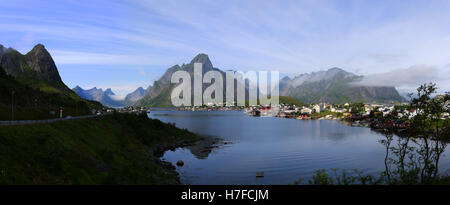 Panorama: Reine, Reinefjord, Lofoten, Norwegen. Stock Photo