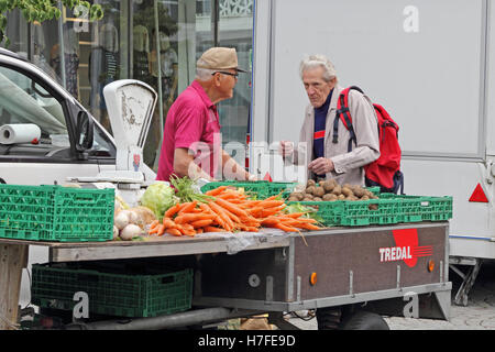 https://l450v.alamy.com/450v/h7fe9d/old-man-buying-vegetables-from-market-stall-stavanger-norway-h7fe9d.jpg