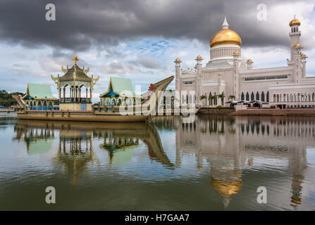 Sultan Omar Ali Saifuddin Mosque, Bandar Seri Begawan, Brunei, Southeast Asia Stock Photo