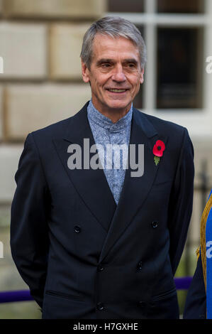 Bath, UK. 4th Nov, 2016. Actor Jeremy Irons arrives at Bath Abbey where he was installed as the Chancellor of Bath Spa University.    Credit:  Andrew Lloyd/Alamy Live News Stock Photo