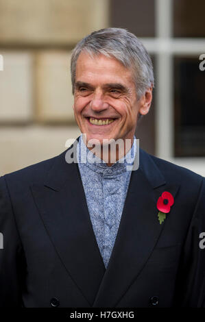 Bath, UK. 4th Nov, 2016. Actor Jeremy Irons arrives at Bath Abbey where he was installed as the Chancellor of Bath Spa University.    Credit:  Andrew Lloyd/Alamy Live News Stock Photo