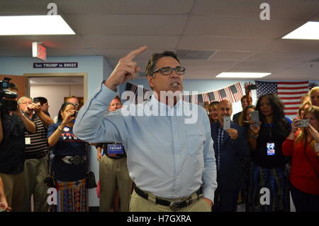 Orlando, USA. 4th Nov, 2016. Former Texas Governor and Two Time Presidential Candidate Rick Perry rallies with Donald Trump supporters in the 'Heart of the I4 Corridor' In Downtown Orlando during homestretch of campaign Credit:  Frank Torres Frank Torres/Alamy Live News Stock Photo