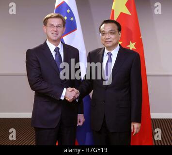 Riga, Latvia. 4th Nov, 2016. Chinese Premier Li Keqiang (R) meets with Slovenian Prime Minister Miro Cerar in Riga, Latvia, Nov. 4, 2016. © Liu Weibing/Xinhua/Alamy Live News Stock Photo