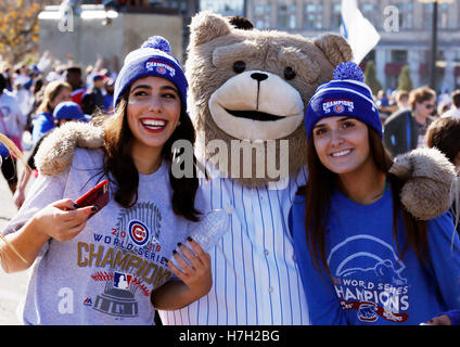 Chicago, USA. 4th Nov, 2016. Fans of Chicago Cubs baseball team pose for photos during a parade honoring Cubs winning the World Series champion in the city's Grant Park, Chicago, the United States, Nov. 4, 2016. Credit:  Wang Ping/Xinhua/Alamy Live News Stock Photo