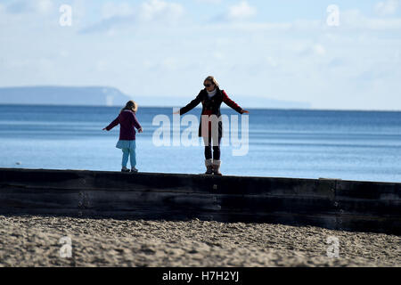 Bournemouth, Dorest, UK. 05th Nov, 2016. People enjoy the sunshine on Bournemouth beach, Dorset, UK Credit:  Dorset Media Service/Alamy Live News Stock Photo